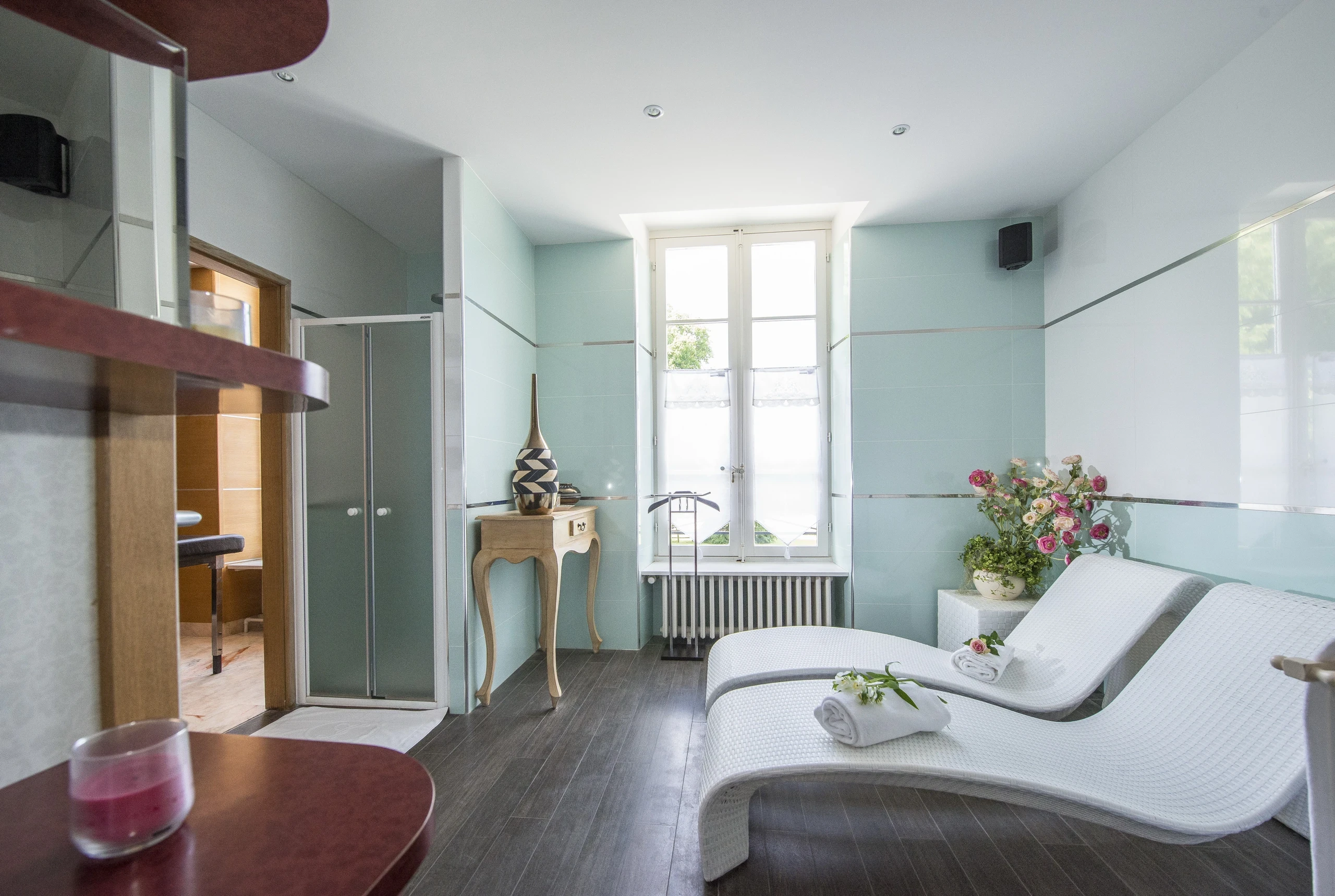 Salle de repos d’une maison d’hôtes en Auvergne, avec deux chaises longues blanches.